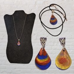 Kette mit Resin-Anhänger