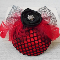 Roter Fascinator mit Federn
