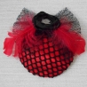 Roter Fascinator mit Federn