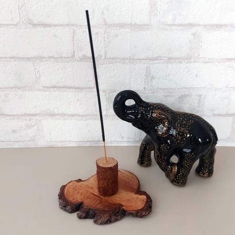 Räucherstäbchen-Halter aus Holzscheibe