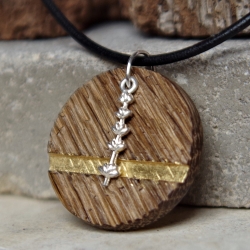 Kettenanhänger aus alter Eiche mit Blattgold und Silbercharm