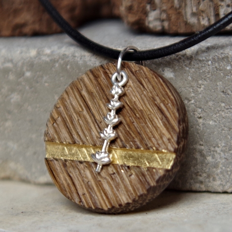 Kettenanhänger aus Holz alte Eiche mit Blattgold und Silbercharm
