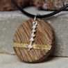 Kettenanhänger aus Holz alte Eiche mit Blattgold und Silbercharm