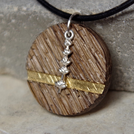 Kettenanhänger aus Holz alte Eiche mit Blattgold und Silbercharm
