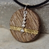 Kettenanhänger aus Holz alte Eiche mit Blattgold und Silbercharm