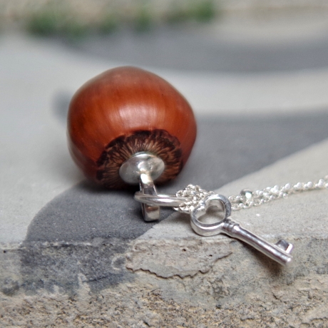Haselnuss Anhänger mit Schlüssel-Charm aus 925 Silber