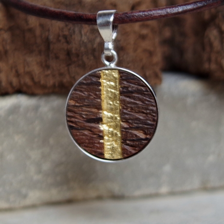 Kettenanhänger Holz – alte Eiche mit Blattgold & Silber
