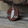 Holz Kettenanhänger mit Silberfeder und Platinnaht