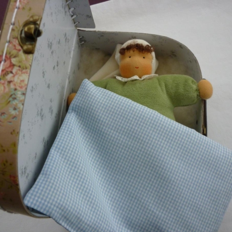 Kofferpuppe, Babypüppchen im Kofferbett