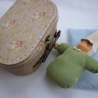 Kofferpuppe, Babypüppchen im Kofferbett