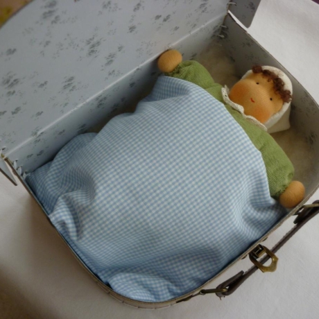 Kofferpuppe, Babypüppchen im Kofferbett