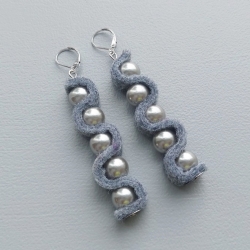 Graue Ohrhänger mit Filzschwünge