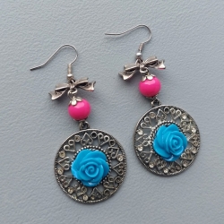Bunte Ohrringe mit blauen Rosen