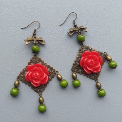 Ohrringe mit roten Rosen