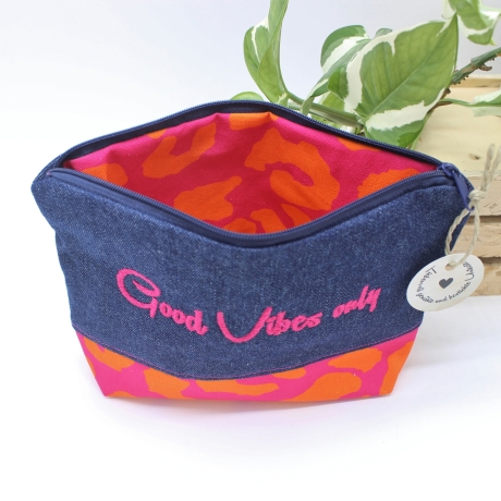 Universal-/Kosmetiktasche bestickt Good Vibes only Handmade