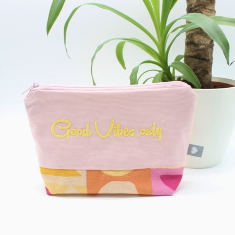 Bestickte Universaltasche Rosa „Good Vibes only“ Handmade genäht