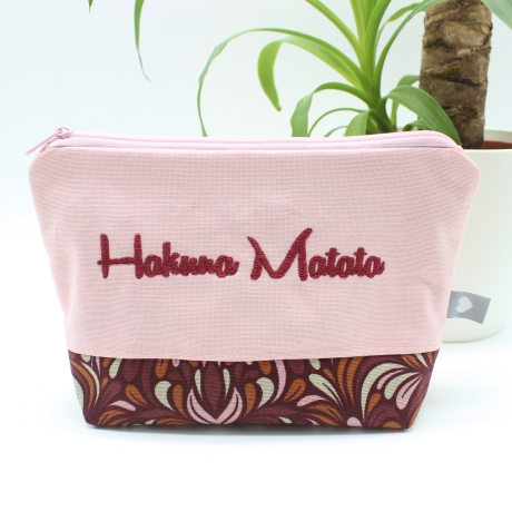 Bestickte Universaltasche Rosa „Hakuna Matata“ Handmade genäht
