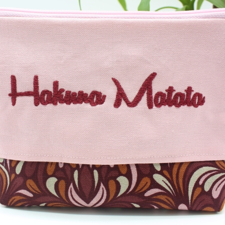 Bestickte Universaltasche Rosa „Hakuna Matata“ Handmade genäht
