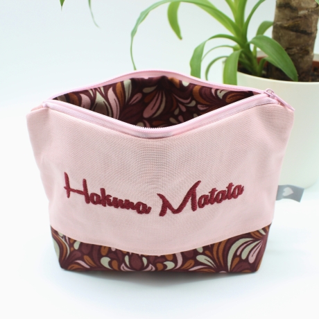 Bestickte Universaltasche Rosa „Hakuna Matata“ Handmade genäht