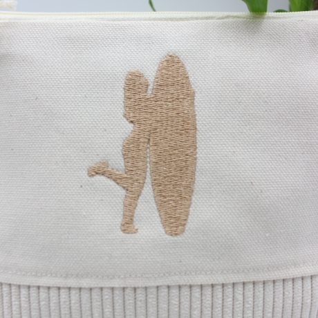 Bestickte Universaltasche Beige„Surfer Girl“ Sommerlich handmade