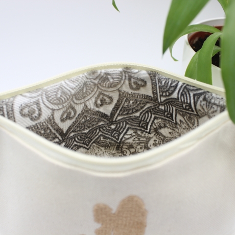 Bestickte Universaltasche Beige„Surfer Girl“ Sommerlich handmade