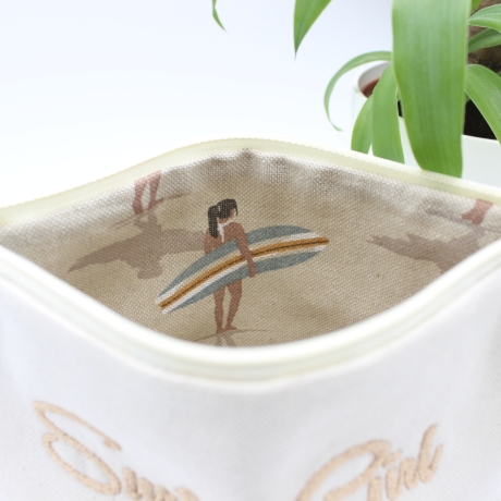 Bestickte Universaltasche Beige „Surfer Girl“ Handmade Unikat