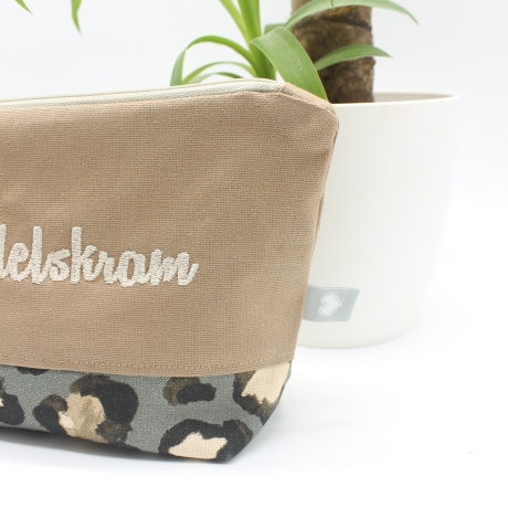 Bestickte Universaltasche „Mädelskram“ – handgenähtes Unikat