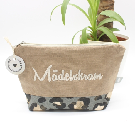 Bestickte Universaltasche „Mädelskram“ – handgenähtes Unikat