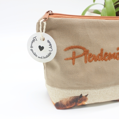Bestickte Kosmetiktasche „Pferdemädchen“ – handgenähtes Unikat