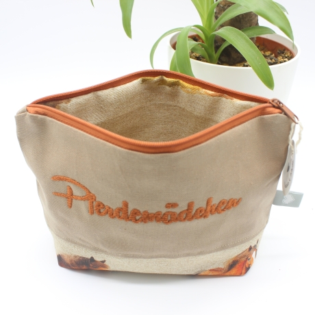 Bestickte Kosmetiktasche „Pferdemädchen“ – handgenähtes Unikat