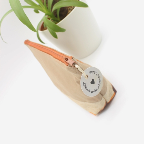 Bestickte Kosmetiktasche „Pferdemädchen“ – handgenähtes Unikat