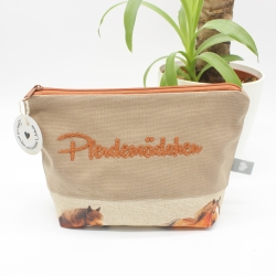 Bestickte Kosmetiktasche „Pferdemädchen“ – handgenähtes Unikat