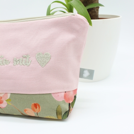 Bestickte Kosmetiktasche Rosa „Friseurin mit ♥“ - handmade Unikat
