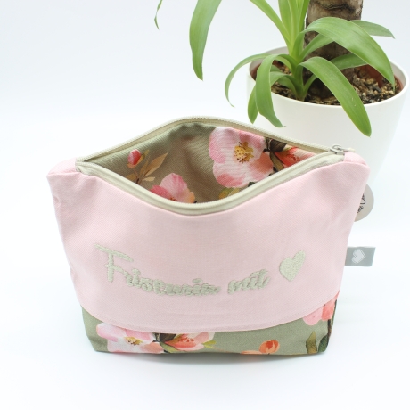 Bestickte Kosmetiktasche Rosa „Friseurin mit ♥“ - handmade Unikat