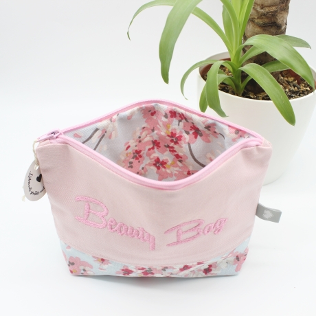 Bestickte Kosmetiktasche Rosa „Beauty Bag“ handgenähtes Unikat