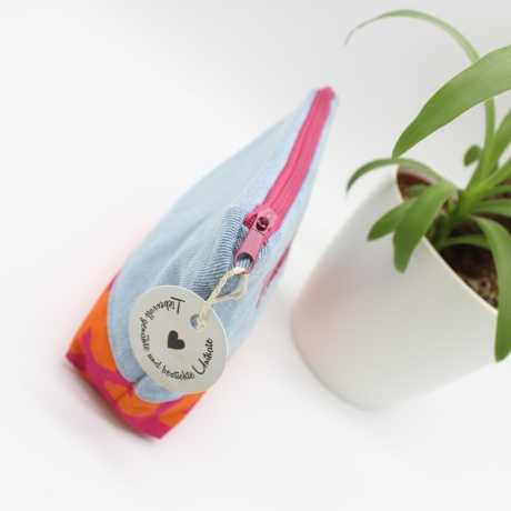 Bestickte Kosmetiktasche Jeans „Tüddelkram“ – handmade Unikat