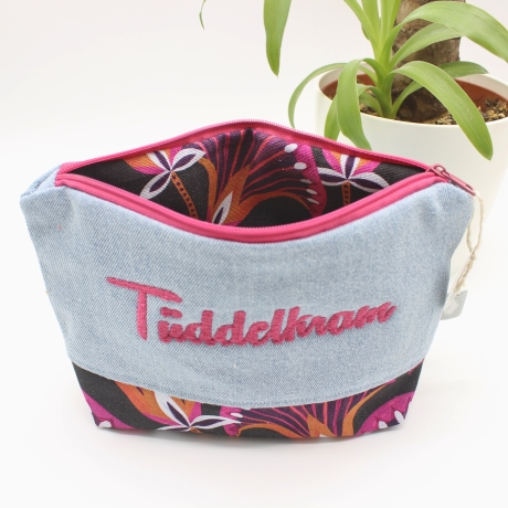 Bestickte Kosmetiktasche Jeans „Tüddelkram“ – handmade Unikat