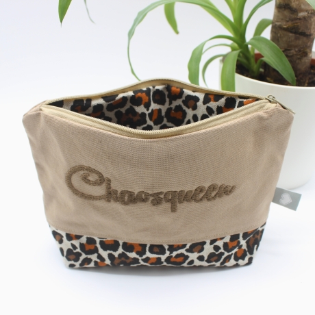 Bestickte Universaltasche Braun „Chaosqueen“ Leoprint Handmade
