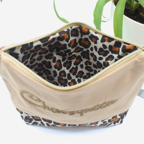 Bestickte Universaltasche Braun „Chaosqueen“ Leoprint Handmade