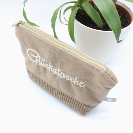 Bestickte Universaltasche Braun „Glückstasche“ Regenbogen genäht