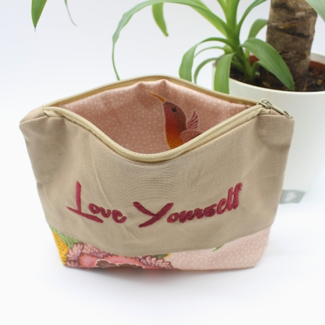 Bestickte Universaltasche Braun „Love Yourself“ sommerlich Blumen