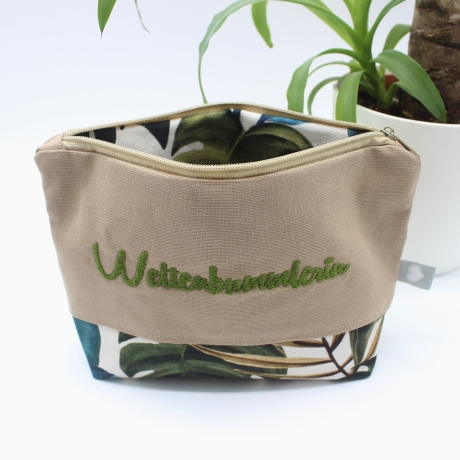 Bestickte Universaltasche Braun „Weltenbummlerin“ Palmen Grün