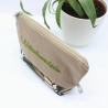 Bestickte Universaltasche Braun „Weltenbummlerin“ Palmen Grün