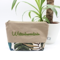 Bestickte Universaltasche Braun „Weltenbummlerin“ Palmen Grün