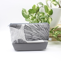 Universal-/Kosmetiktasche Ginkoblätter Grau Weiß Geschenkidee Universal-/Kosmetiktasche Ginkoblätter Grau Weiß Geschenkidee