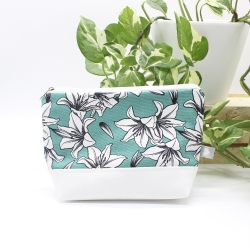 Universal-/Kosmetiktasche Lilie Blumen Türkis Weiß Geschenkidee Universal-/Kosmetiktasche Lilie Blumen Türkis Weiß Geschenkidee