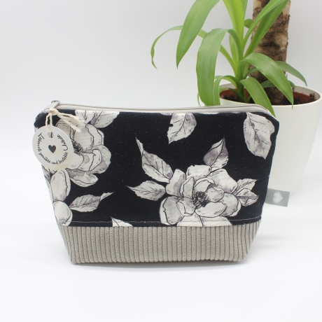 Kosmetiktasche geblümt – handgenähtes Universaltäschchen