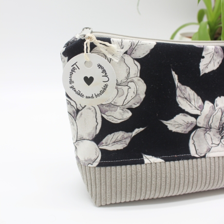 Kosmetiktasche geblümt – handgenähtes Universaltäschchen