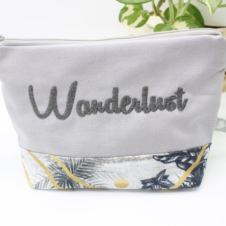 Universal-/Kosmetiktasche bestickt Wanderlust Geschenkidee