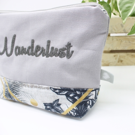 Universal-/Kosmetiktasche bestickt Wanderlust Geschenkidee